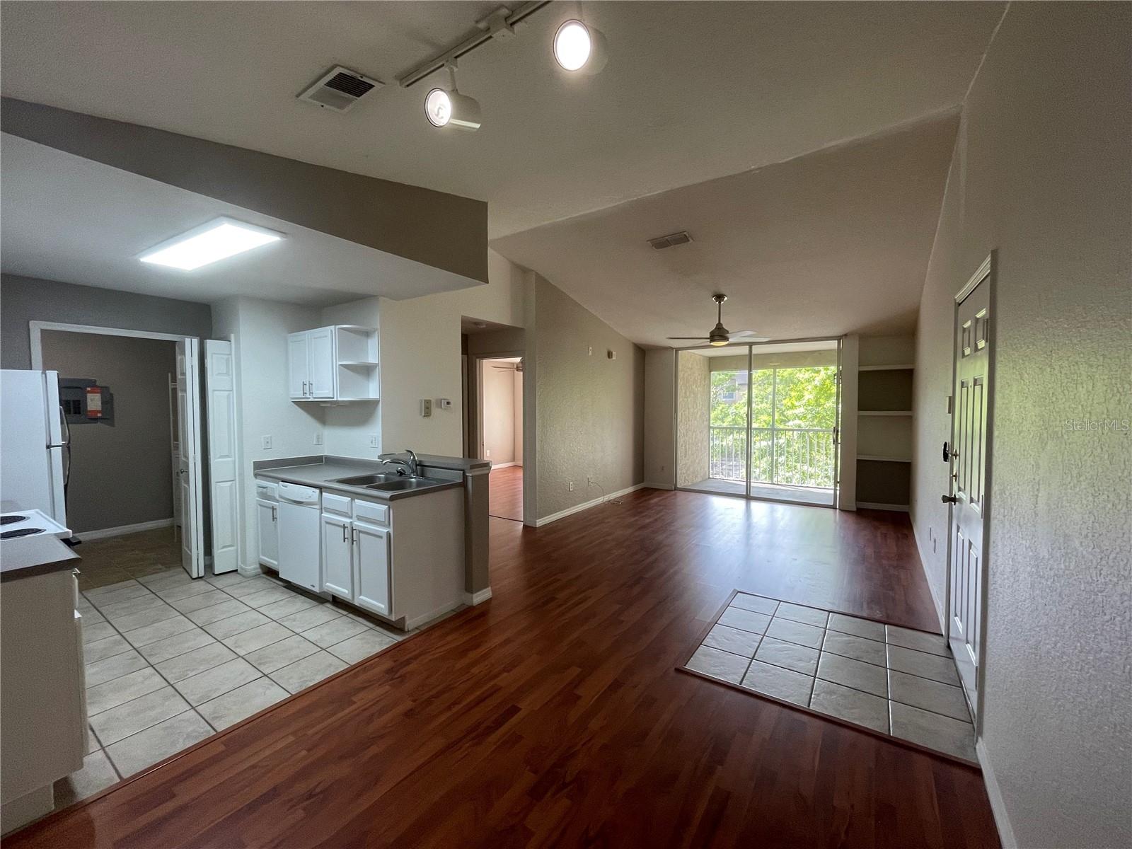 SANDLAKE PRIVATE RESIDENCES - Residential Lease