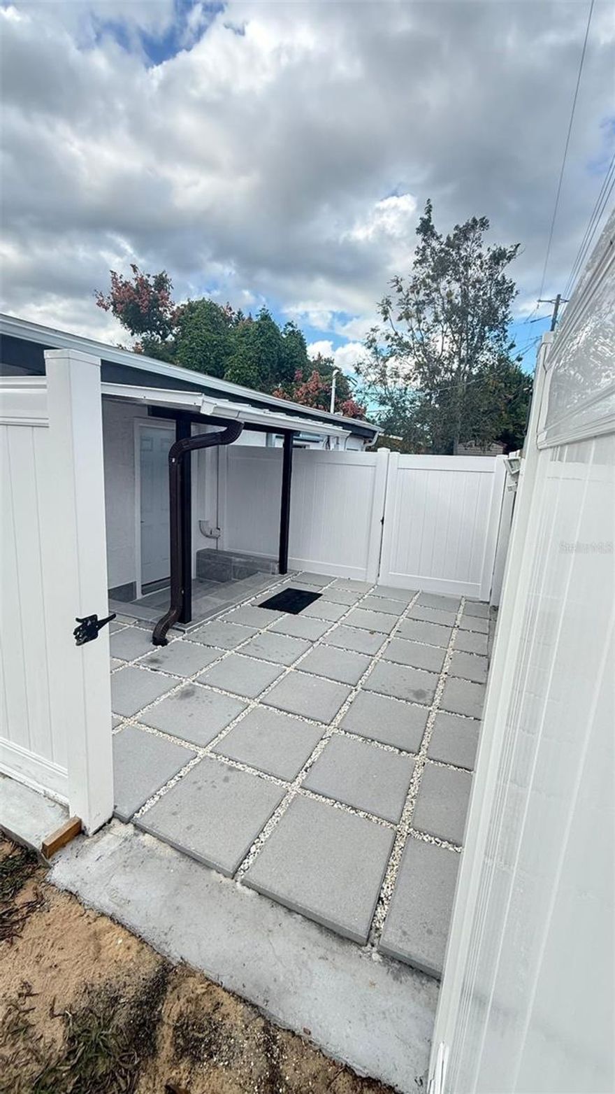 BIG UPDATE ONE BEDROOM APARTMENT WITH A BEAUTIFUL FIREPLACE, CLOSE TO EVERYTHING, PUBLIX, CVS, RESTAURANTS AND QUICK ACCESS TO COLONIAL DR, LESS THAN 2 MINUTES WALKING.        CLOSE TO PLAYA LINDA BEACH AND MANY AMENITIES.               
  THIS PROPERTY OFFERS BIG PARKING SPACE AT THE FRONT.