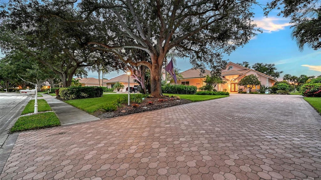 Photo of 5476 Golf Pointe Drive, Sarasota, FL 34243 (MLS # A4701969)