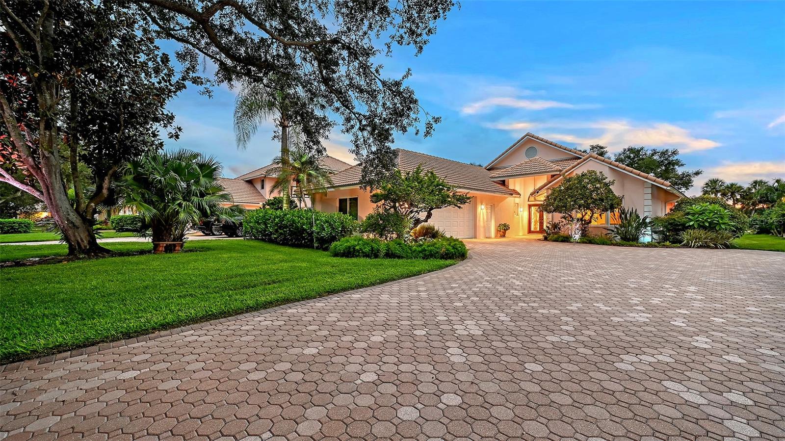 5476 GOLF POINTE DRIVE