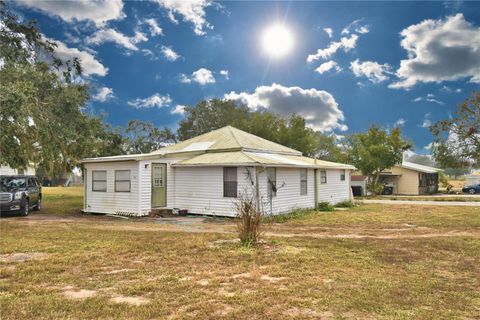 A home in FROSTPROOF