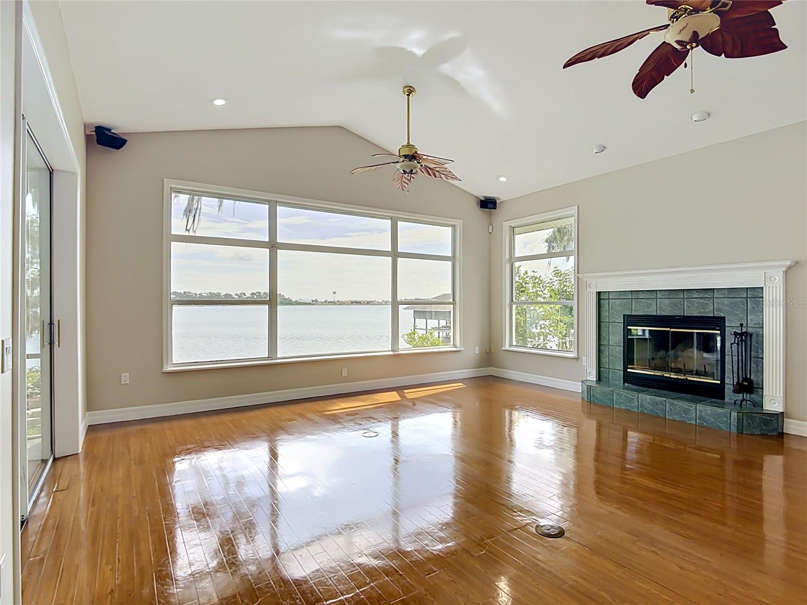 SANDY POINTE - Residential