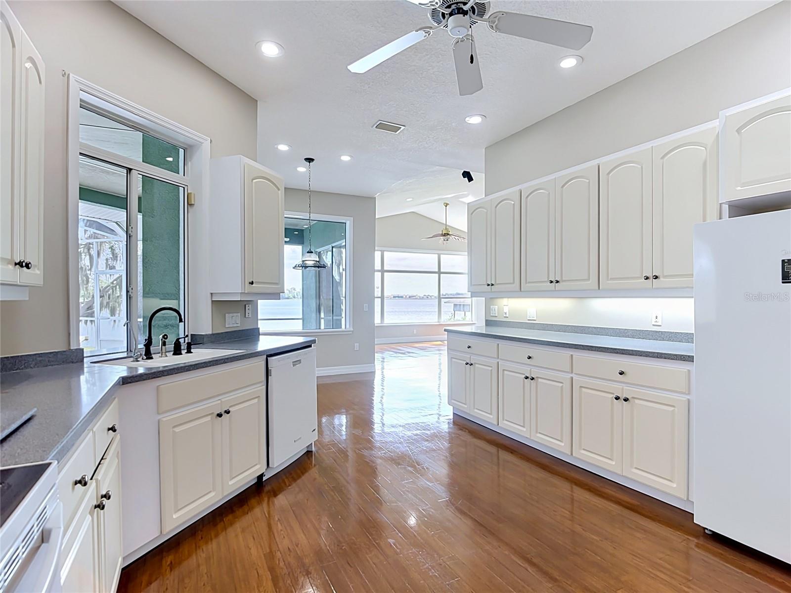 SANDY POINTE - Residential