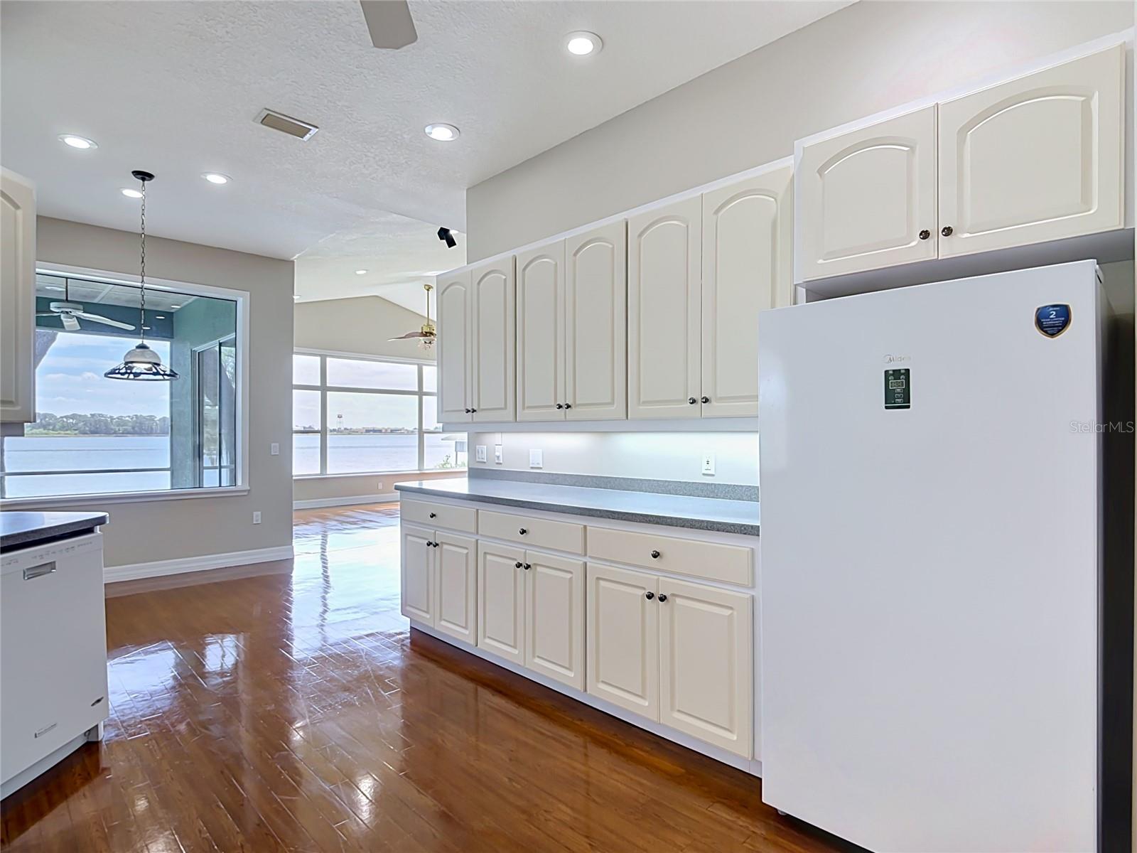 SANDY POINTE - Residential