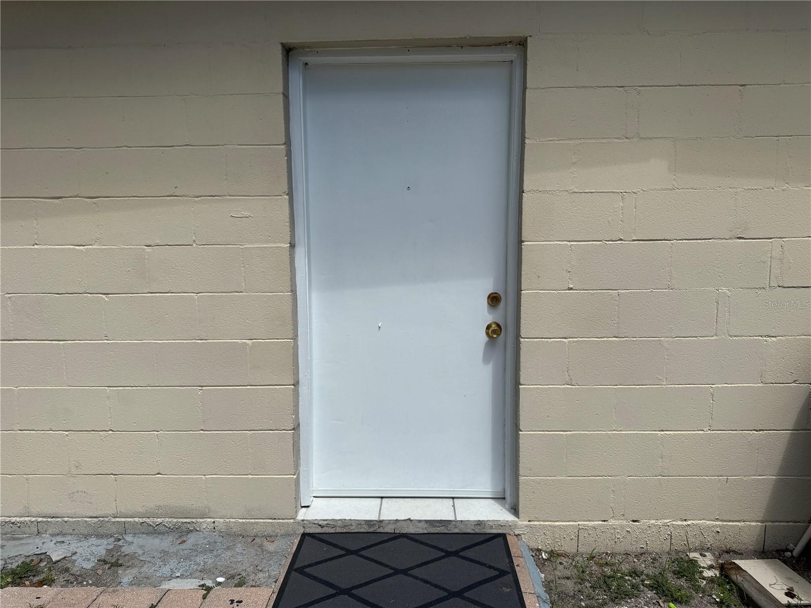 FOR RENT – 1 BED / 1 BATH HOME Available Now – Prime Location in the Heart of Tampa! ELECTRICITY AND WATER INCLUDED 1 Spacious Bedroom, 1 Clean, Modern Bathroom. Excellent Central Location – Unbeatable Convenience! Located in the absolute center of Tampa! Just 1–5 minutes from: Tampa International Airport Raymond James Stadium (Home of the Buccaneers) Midtown, Whole Foods, and Highway 275 International Plaza, Westshore Mall, Target, Walmart, Best Buy, Home Depot Chipotle, Starbucks, and much more!