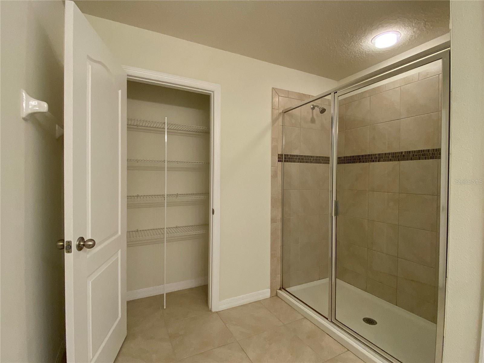 ALOMA TRAILS - Residential Lease