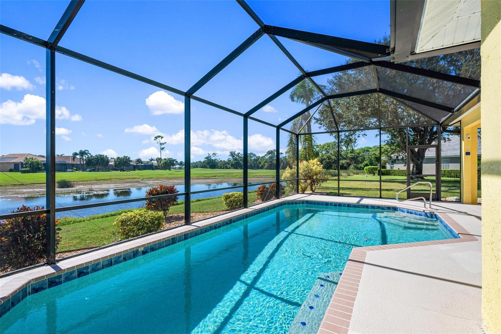 PELICAN POINTE GOLF & COUNTRY CLUB - Residential