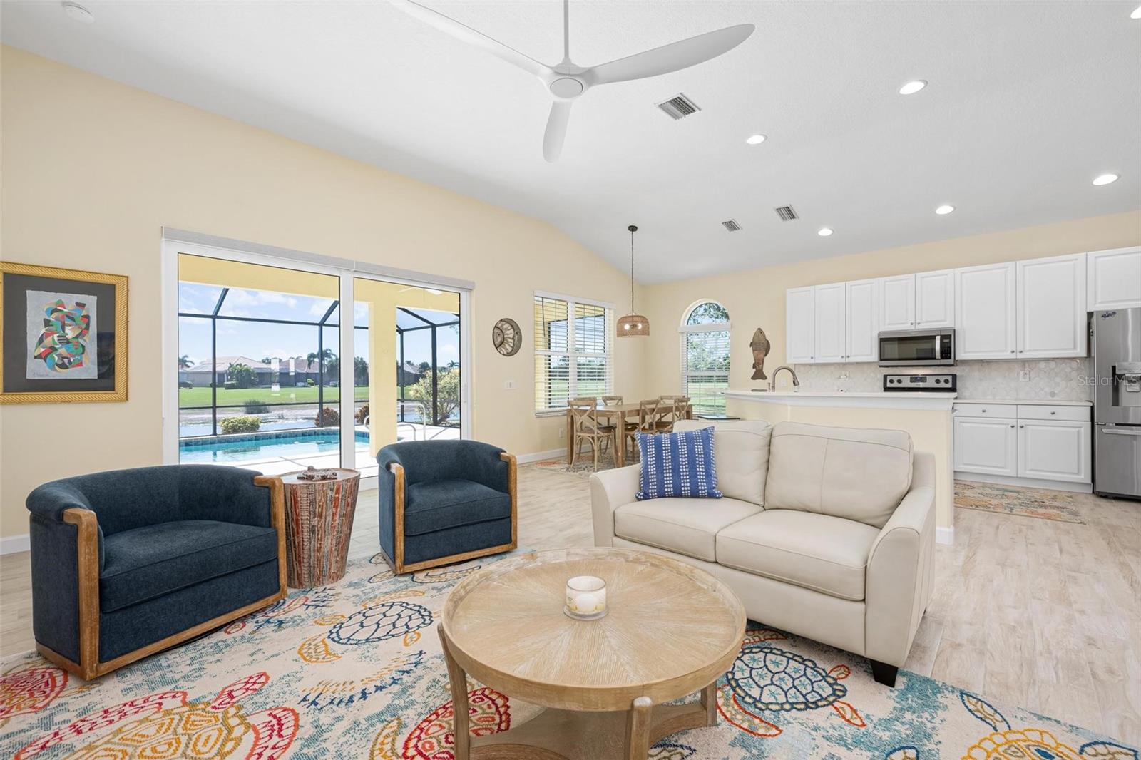 PELICAN POINTE GOLF & COUNTRY CLUB - Residential