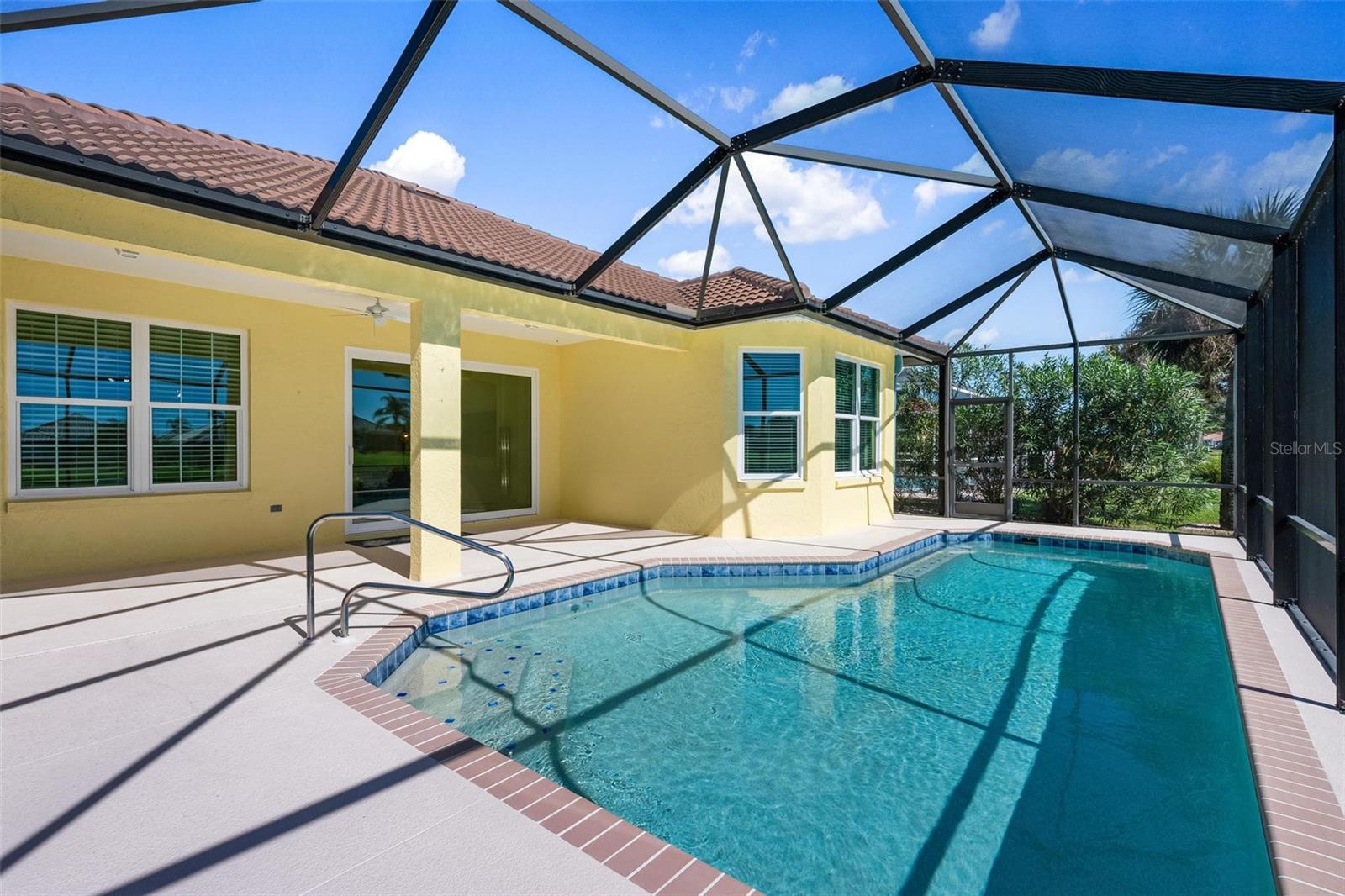 PELICAN POINTE GOLF & COUNTRY CLUB - Residential