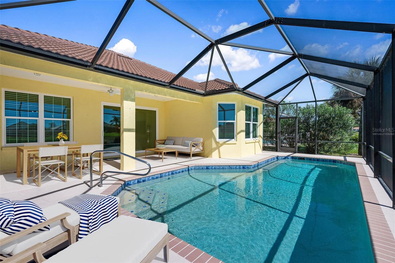 PELICAN POINTE GOLF & COUNTRY CLUB - Residential