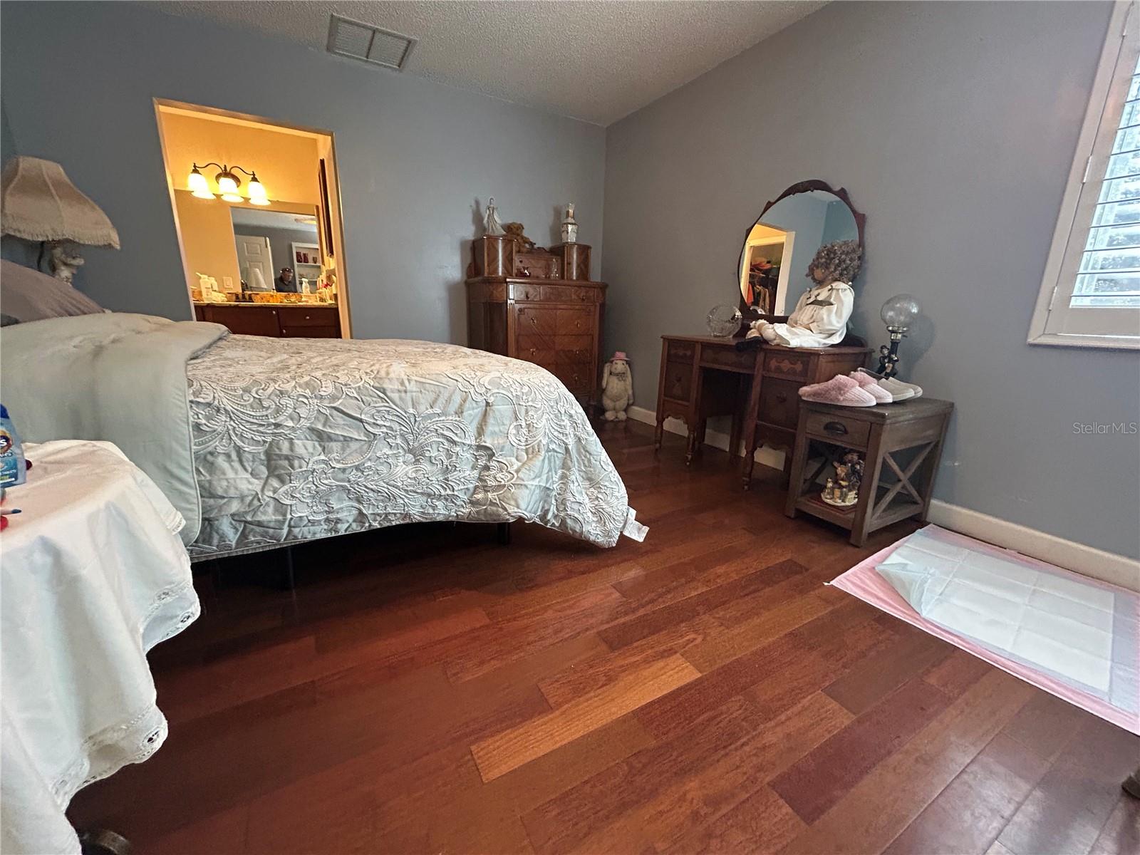 906 VILLAGE GREEN ROAD