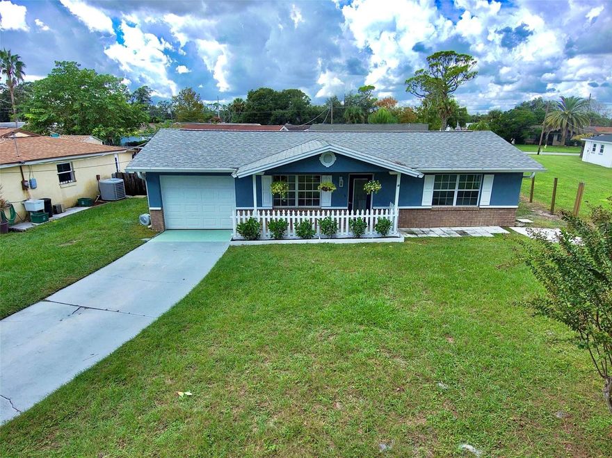 Very cute and well maintained 2 bed 1 bath 1 car garage in a great location with entertainment, shopping, beaches, and restaurants close by.
This house is turn key with many upgrades and shows very well.
2022 Roof