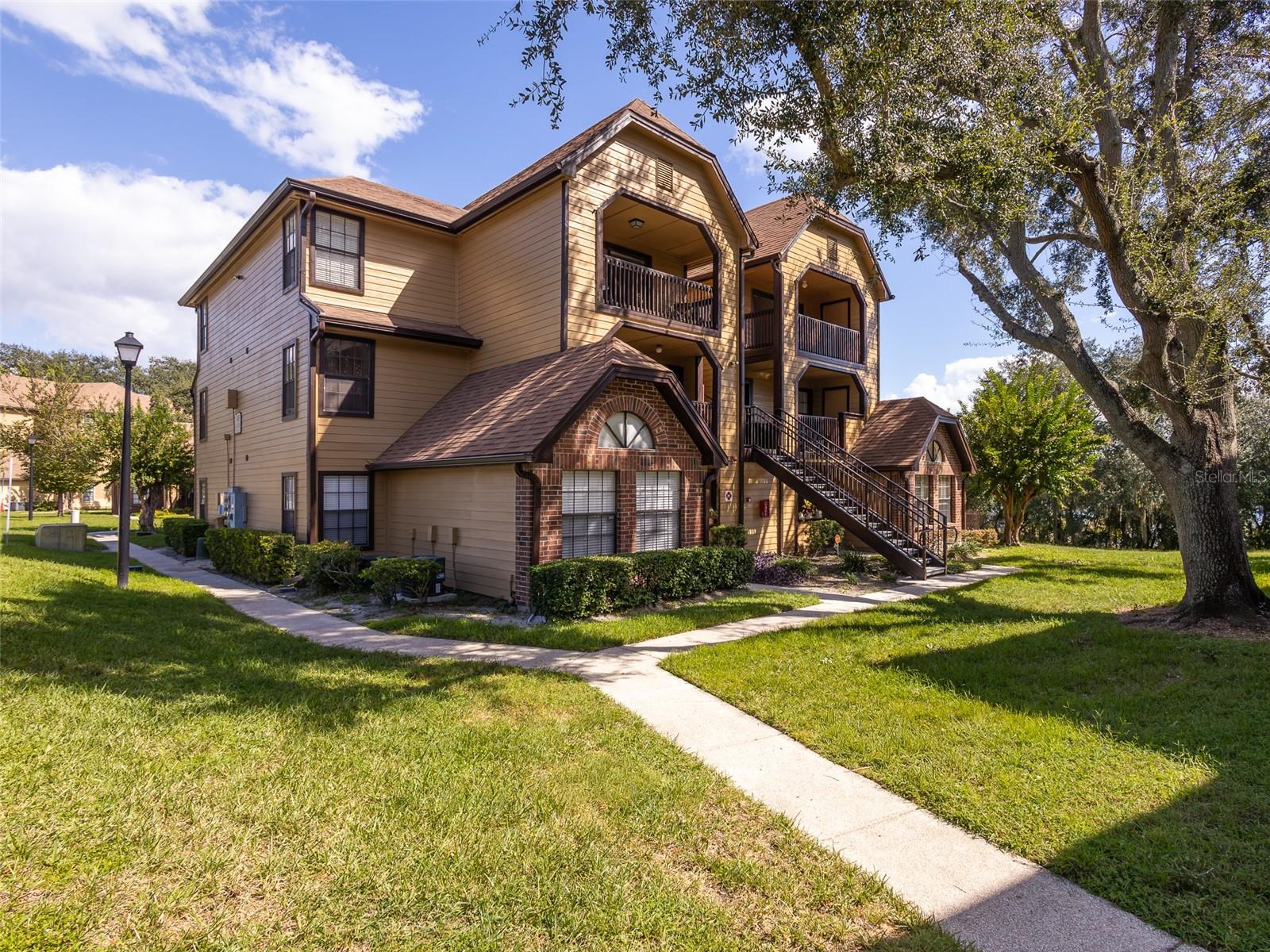 345 LAKEPOINTE DRIVE 302
