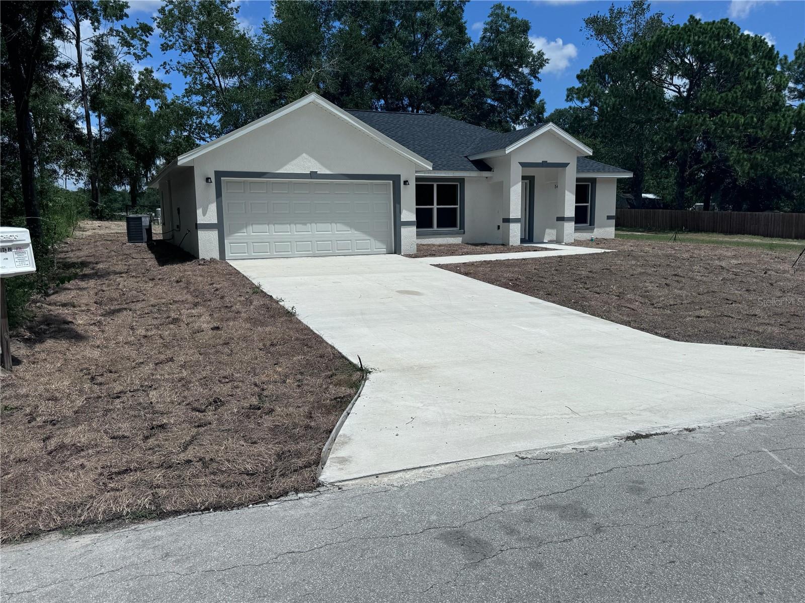 Newer construction home has 3 bedrooms and 2 full bathrooms the perfect LOCATION only 10 minutes to the World Equestrian Center in Ocala, 10 Minutes to the Rainbow Spring Estate Park,15 minutes to the Down Town Ocala.and much more attractions