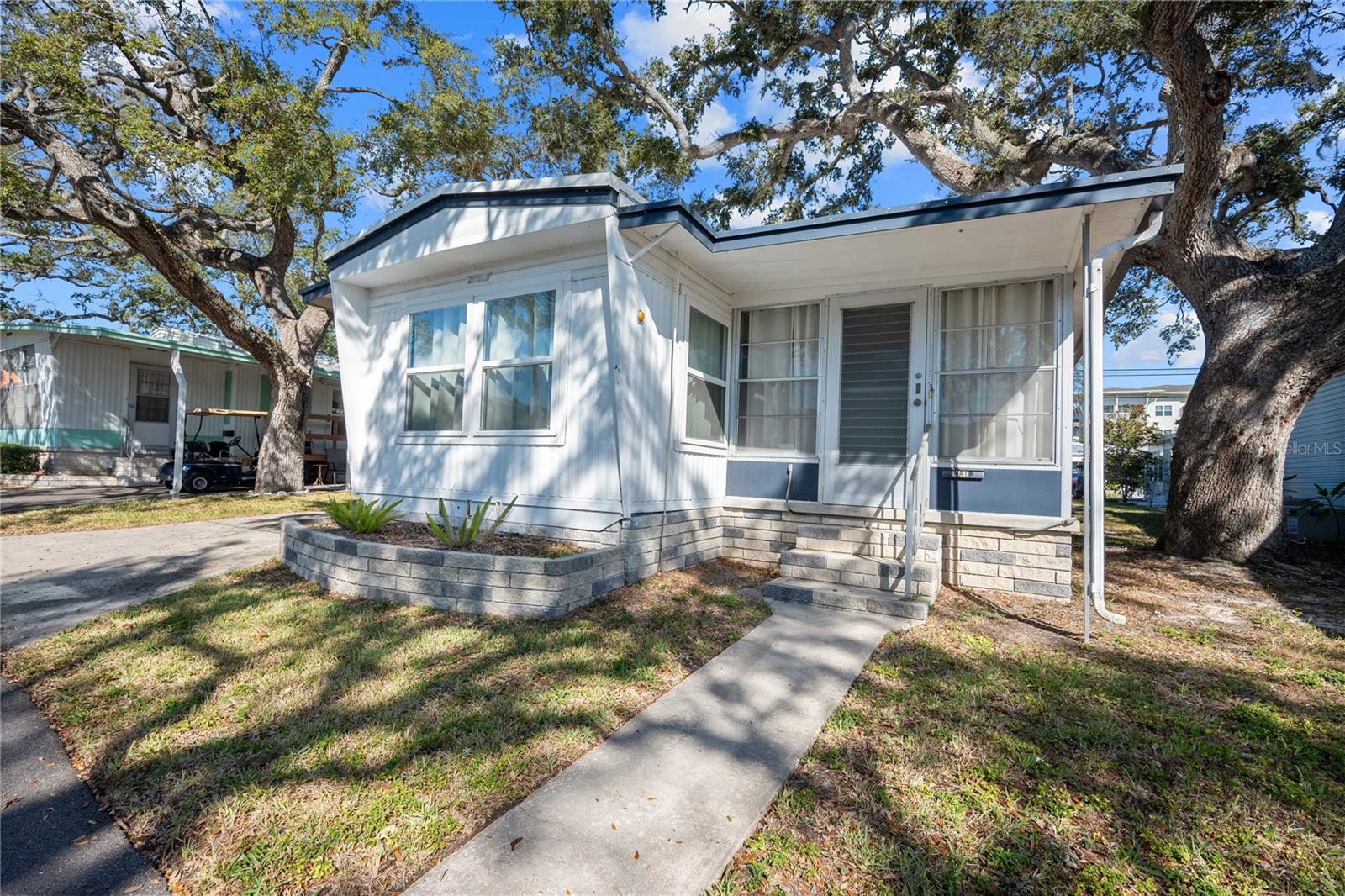 585 SKY HARBOR DRIVE 209