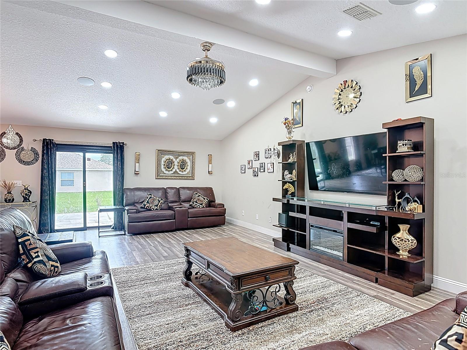 RIVIERA ESTATES - Residential