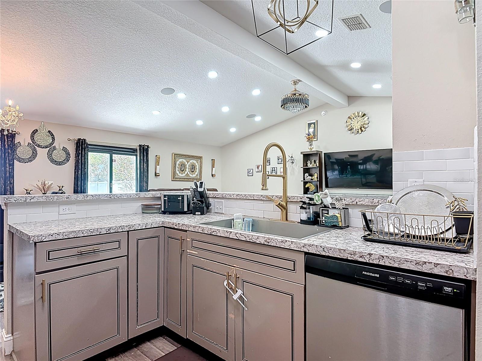 RIVIERA ESTATES - Residential