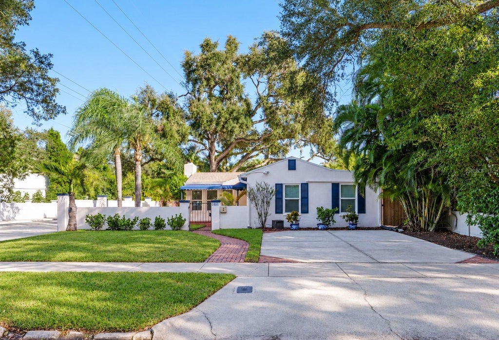 Photo of 2633 W Sunset Drive, Tampa, FL 33629 (MLS # TB8557040)
