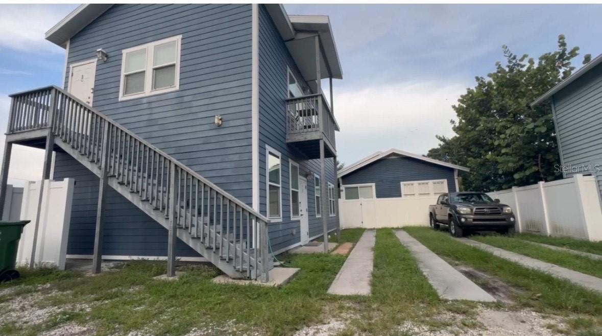 BEAUTIFUL 1 BEDROOM, 1 BATH HOME FULLY RENOVATED. NEW FLOORING, PAINT, BEAUTIFUL KITCHEN WITH STAINLESS APPLIANCES. LOCATED IN HYDEPARK/SOHO AREA. THIS HOME HAS IT ALL. CLOSE TO DINING, ENTERTAINMENT, SHOPPING AND DOWNTOWN TAMPA.