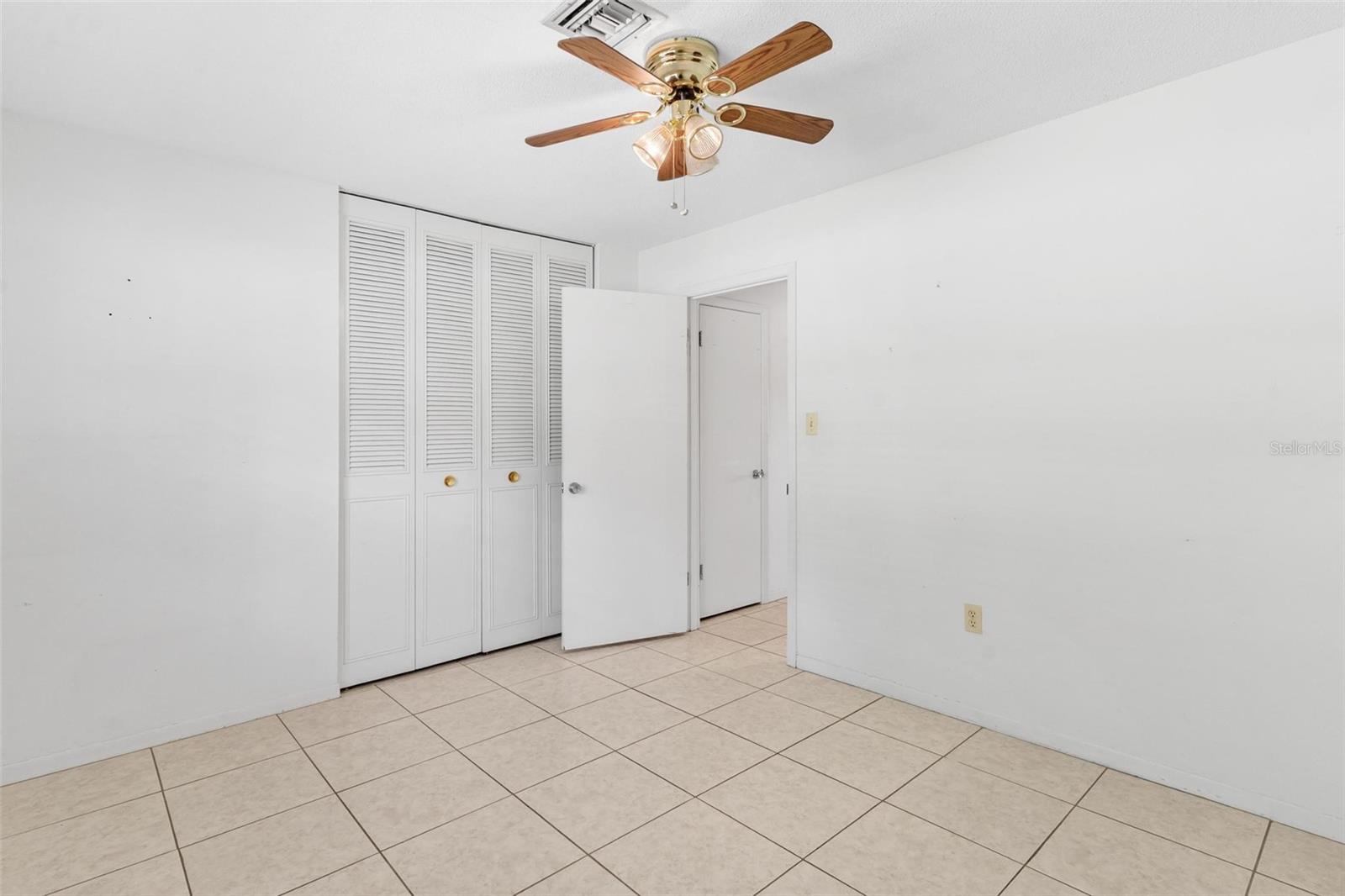 MOUNT DORA PARK SOUTH CONDO UNIT 01 - Residential