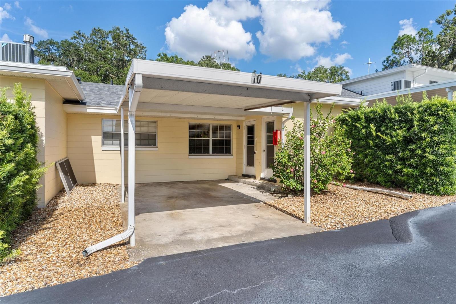 MOUNT DORA PARK SOUTH CONDO UNIT 01 - Residential