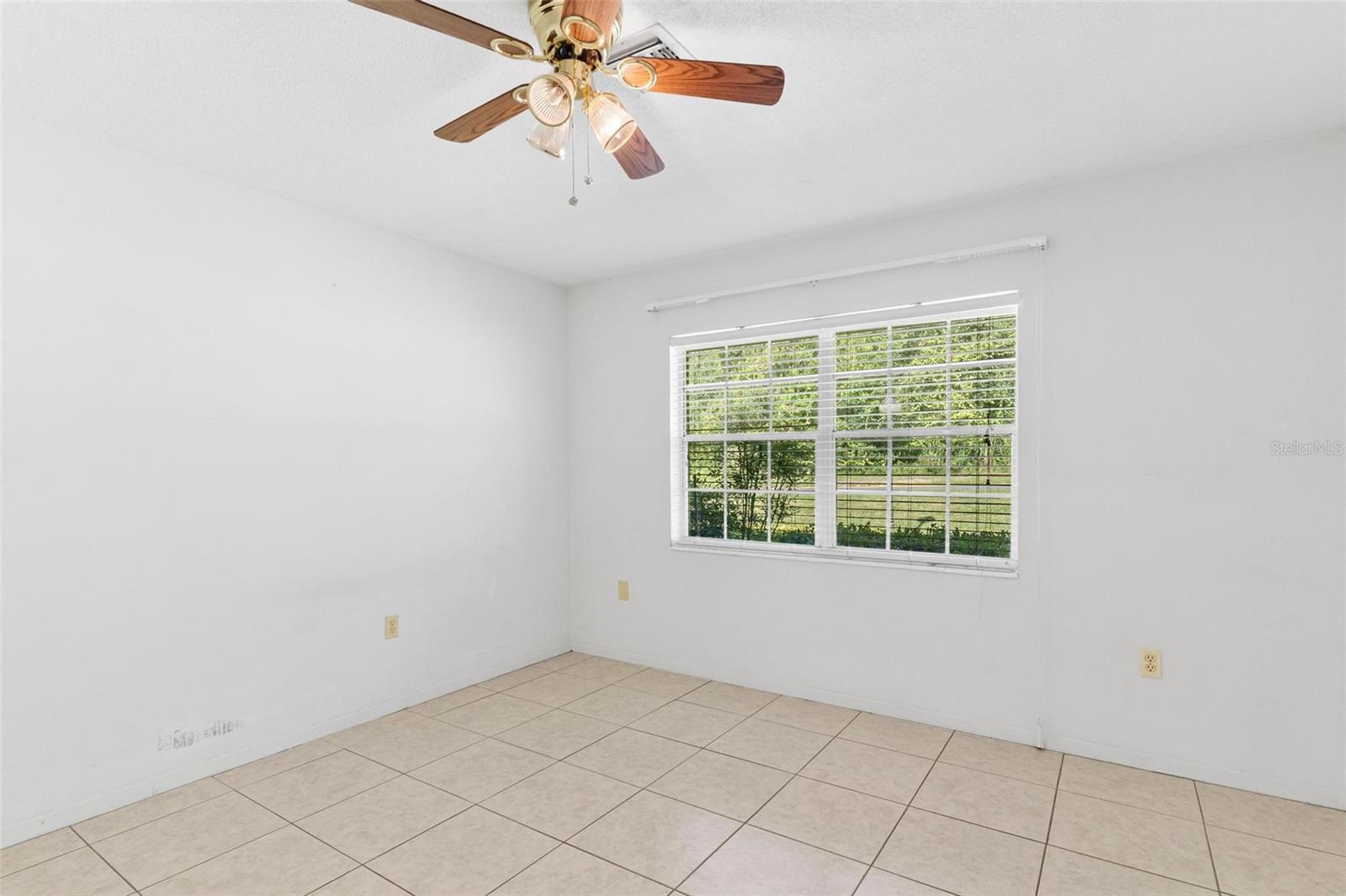 MOUNT DORA PARK SOUTH CONDO UNIT 01 - Residential