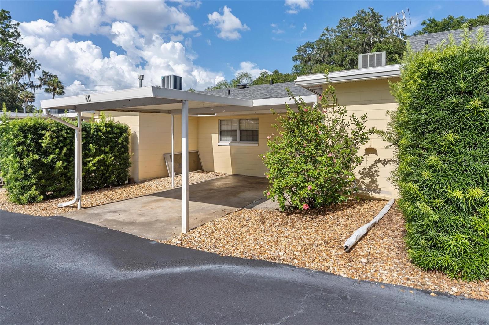 MOUNT DORA PARK SOUTH CONDO UNIT 01 - Residential