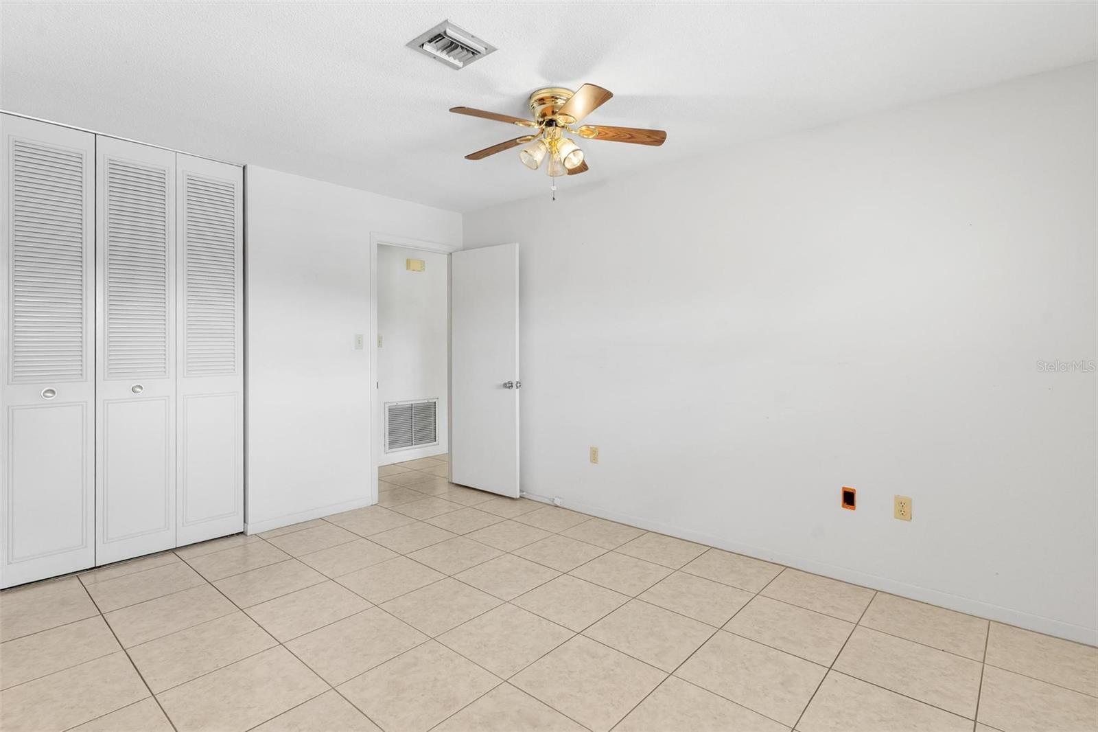 MOUNT DORA PARK SOUTH CONDO UNIT 01 - Residential