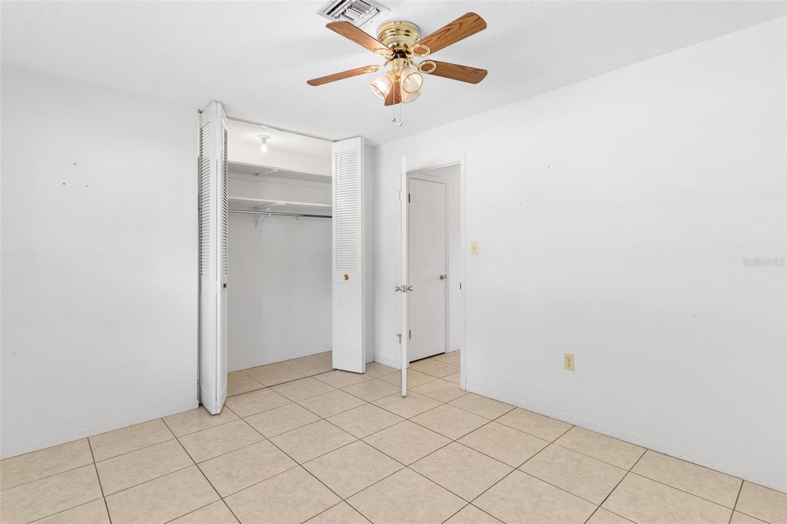 MOUNT DORA PARK SOUTH CONDO UNIT 01 - Residential