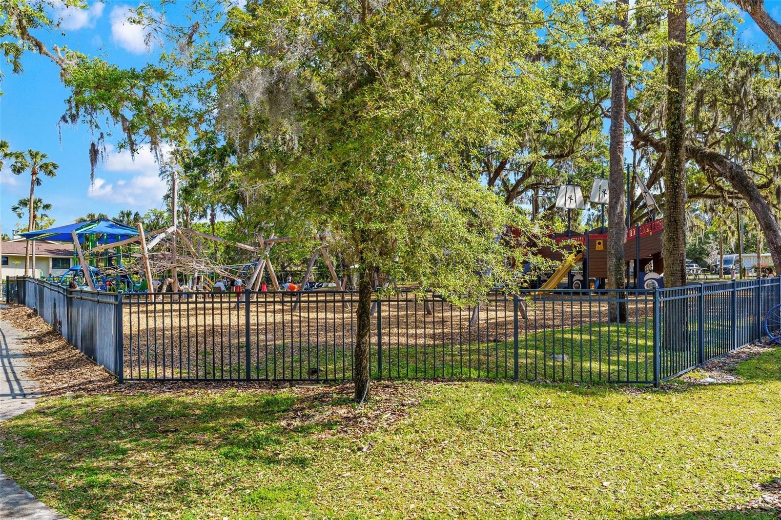 MOUNT DORA PARK SOUTH CONDO UNIT 01 - Residential