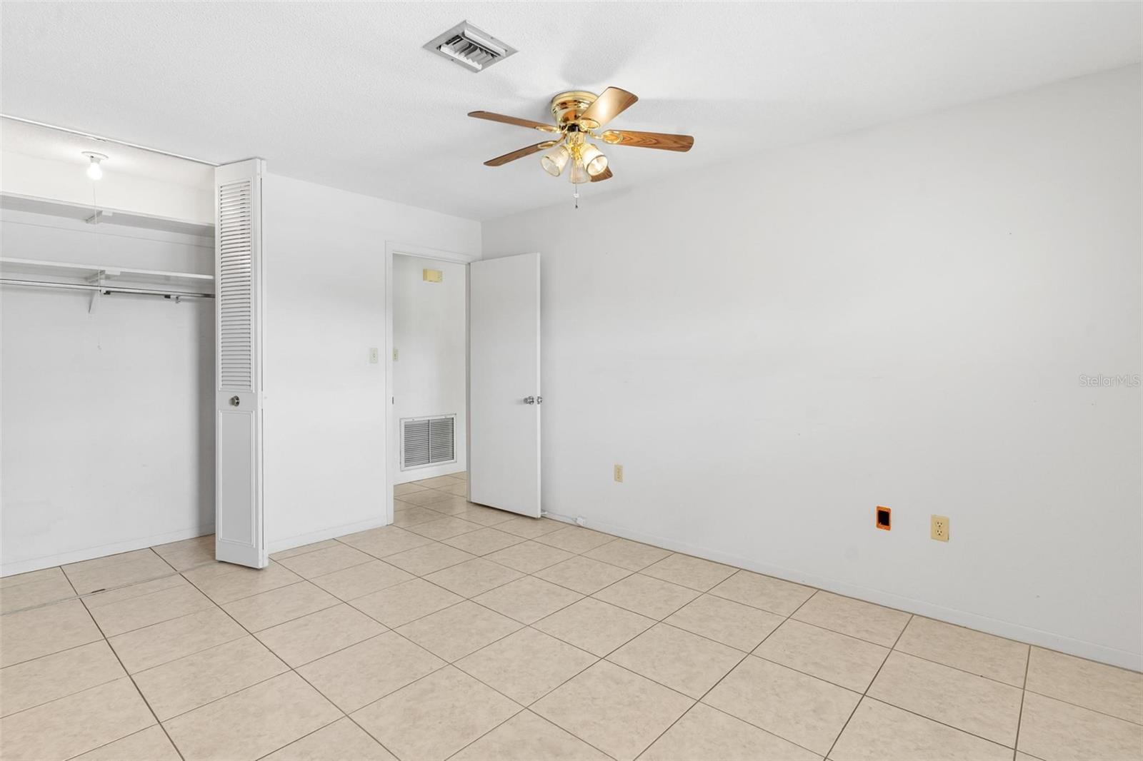 MOUNT DORA PARK SOUTH CONDO UNIT 01 - Residential