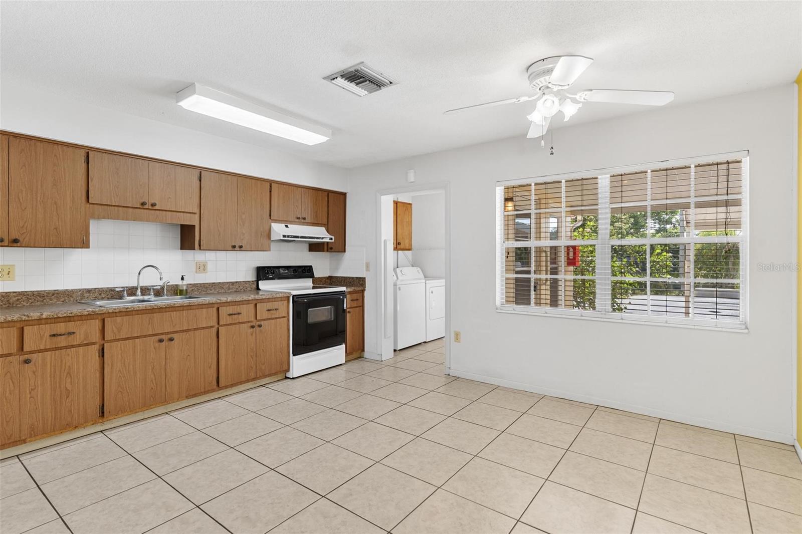 MOUNT DORA PARK SOUTH CONDO UNIT 01 - Residential