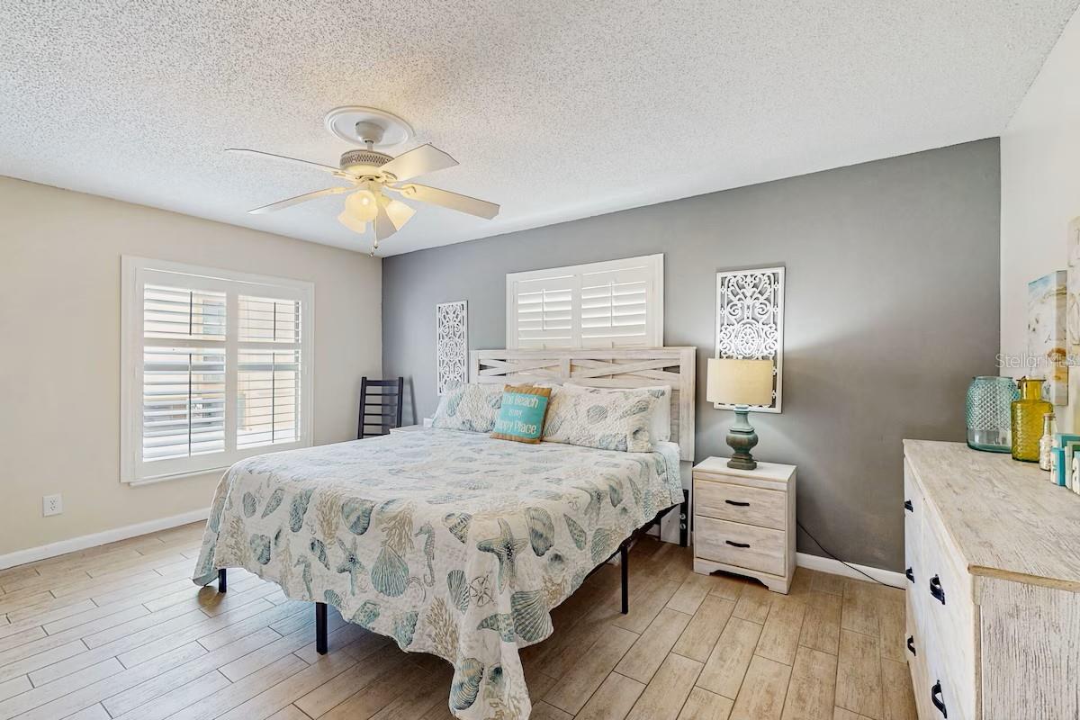 POINTE CONDO THE - Residential