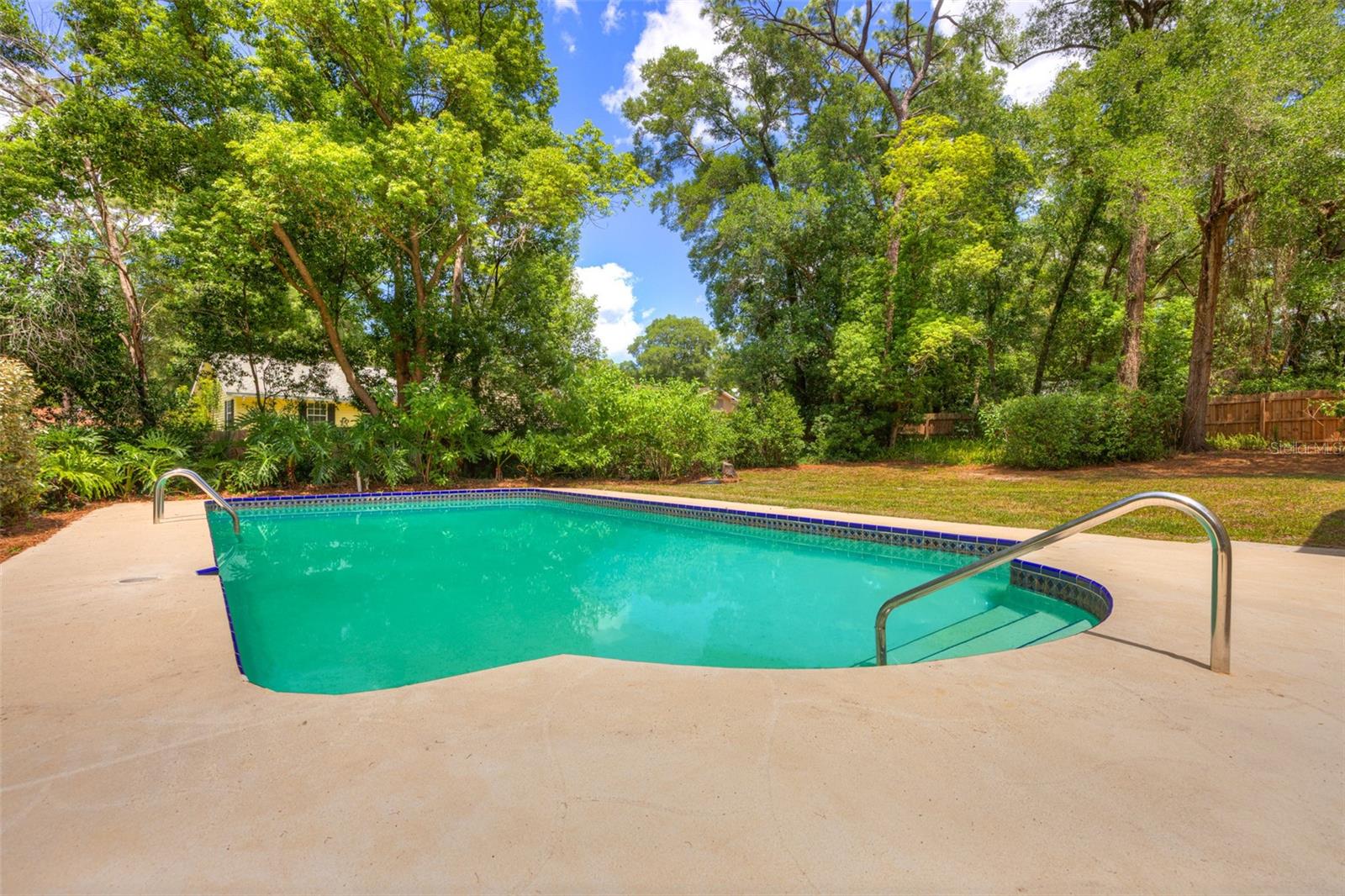 COUNTRY CLUB ESTATES - Residential