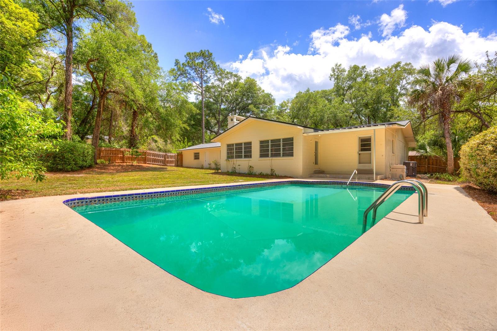 COUNTRY CLUB ESTATES - Residential