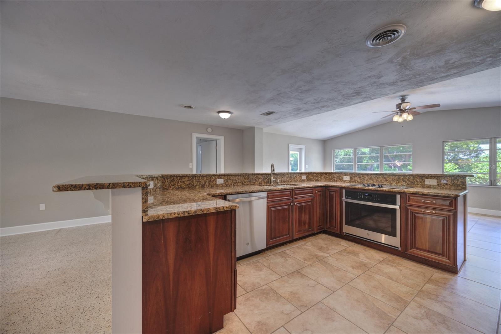 COUNTRY CLUB ESTATES - Residential