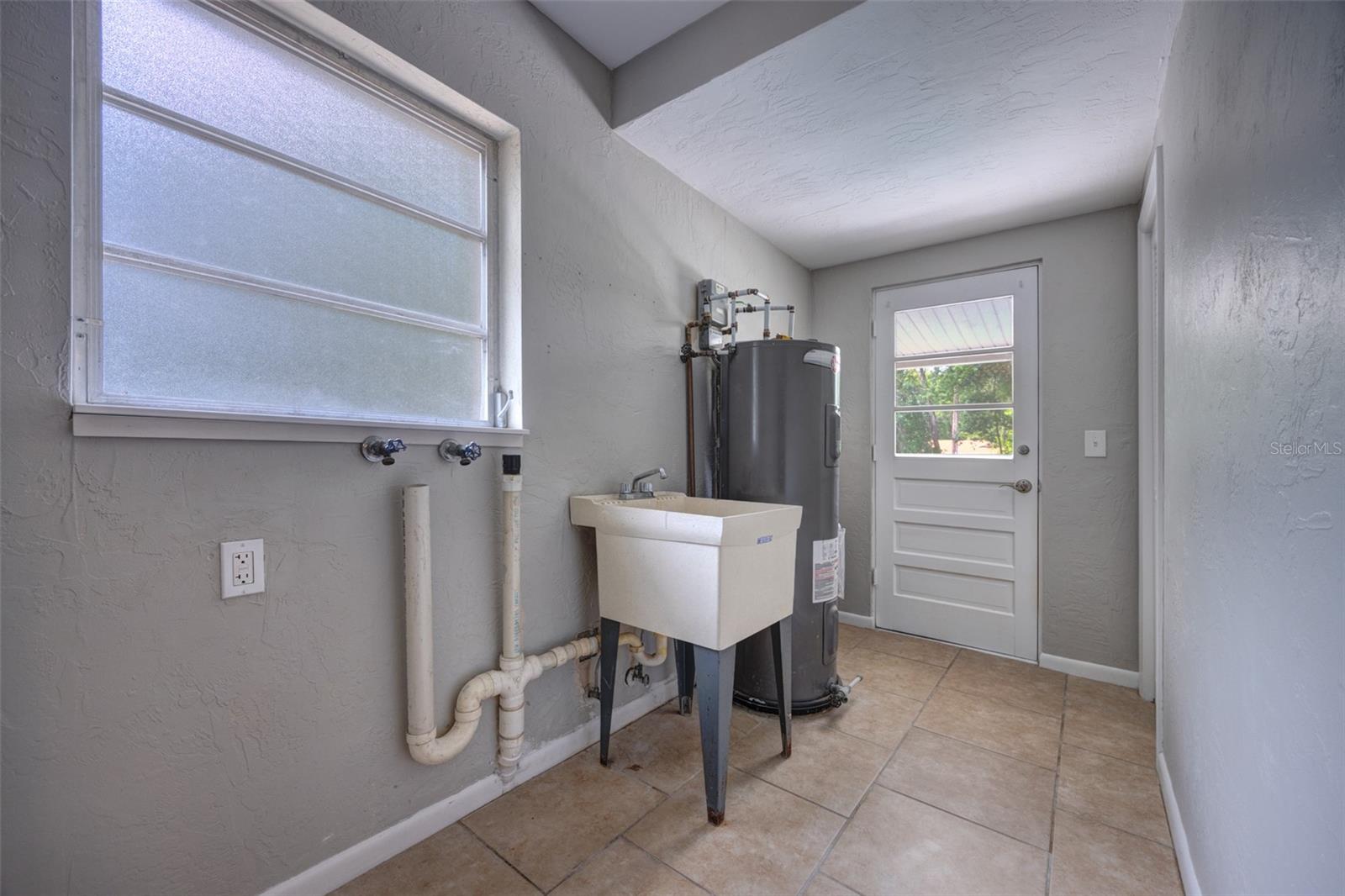 COUNTRY CLUB ESTATES - Residential