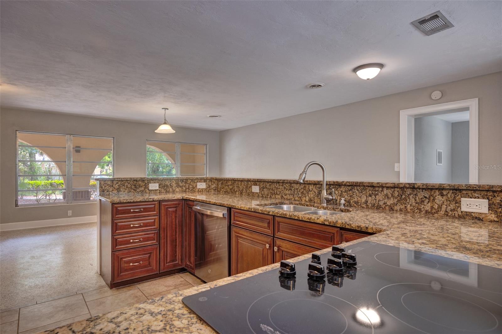 COUNTRY CLUB ESTATES - Residential