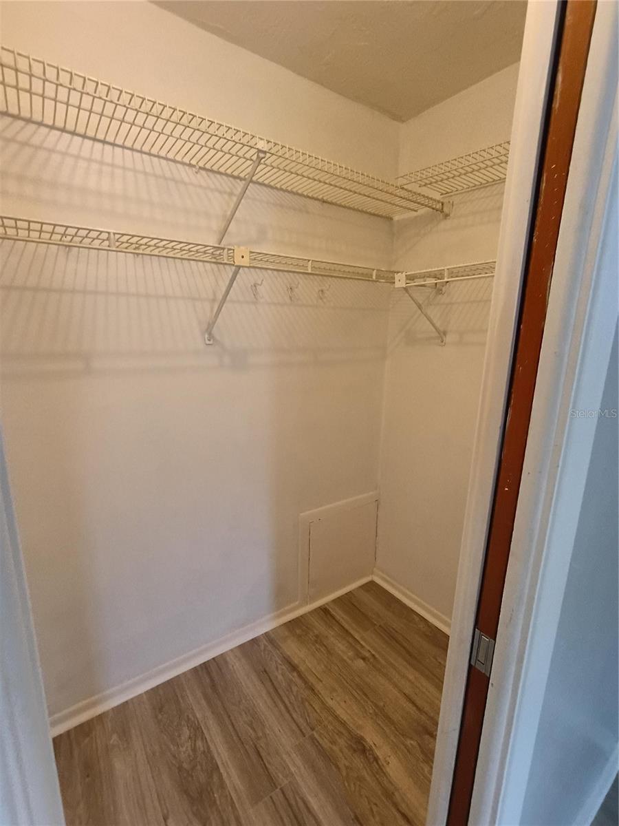 EXECUTIVE WOODS - Residential