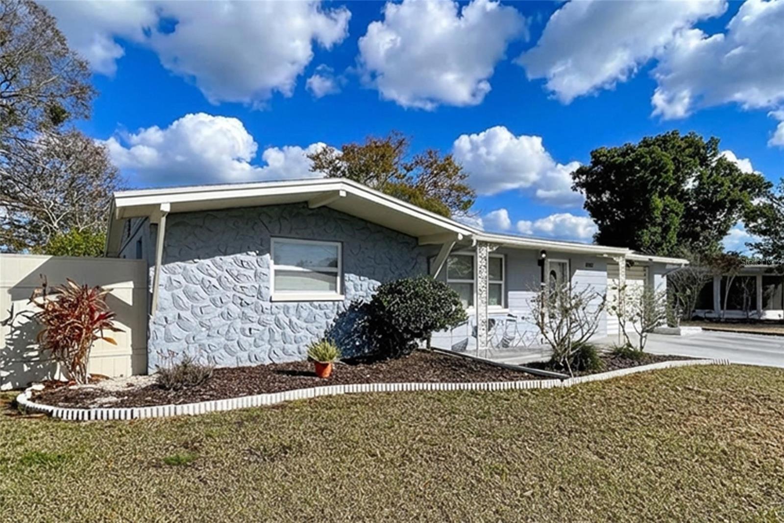 HOLIDAY GARDENS - Residential