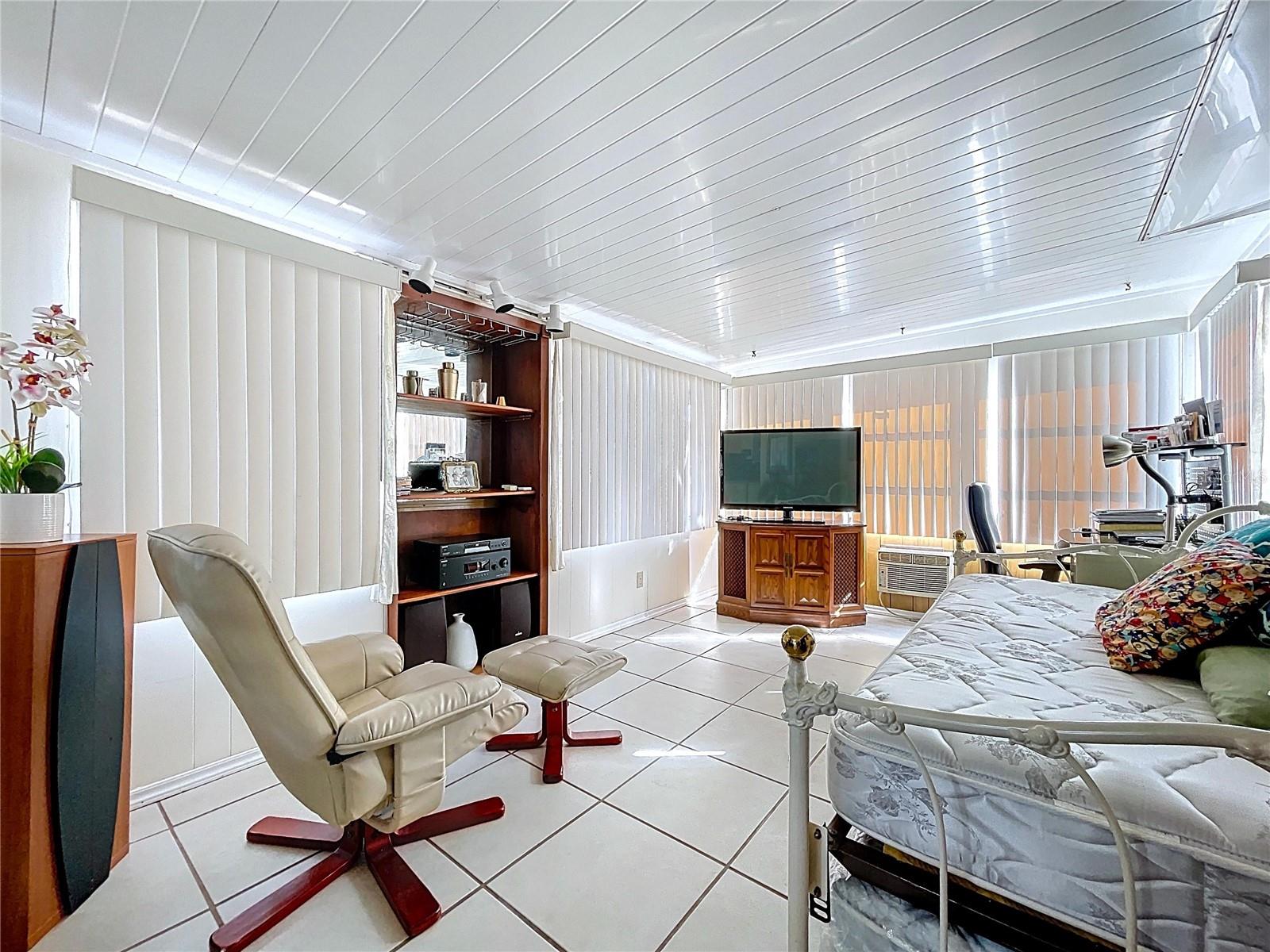 HOLIDAY GARDENS - Residential