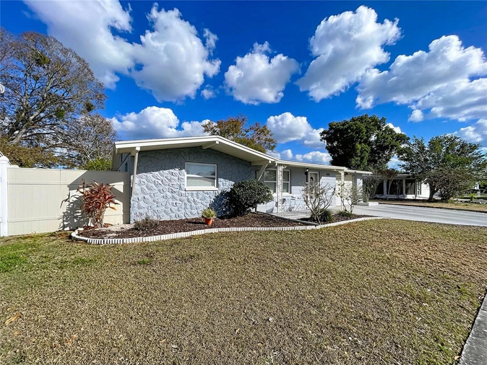 HOLIDAY GARDENS - Residential