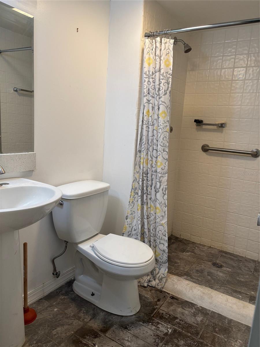 GLEN OAKS GARDEN APTS 3 - Residential Lease