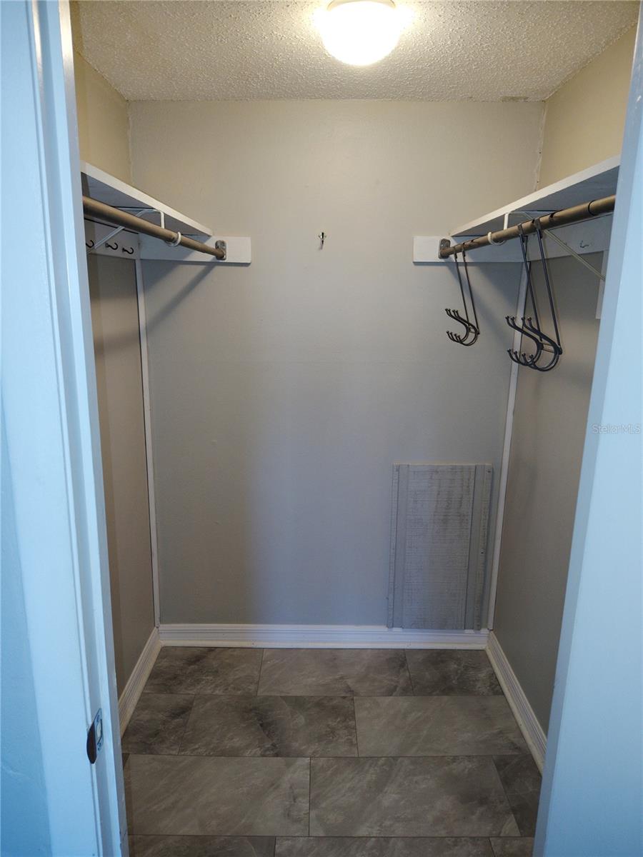 BAYSHORE ON THE LAKE APTS SEC 2 - Residential