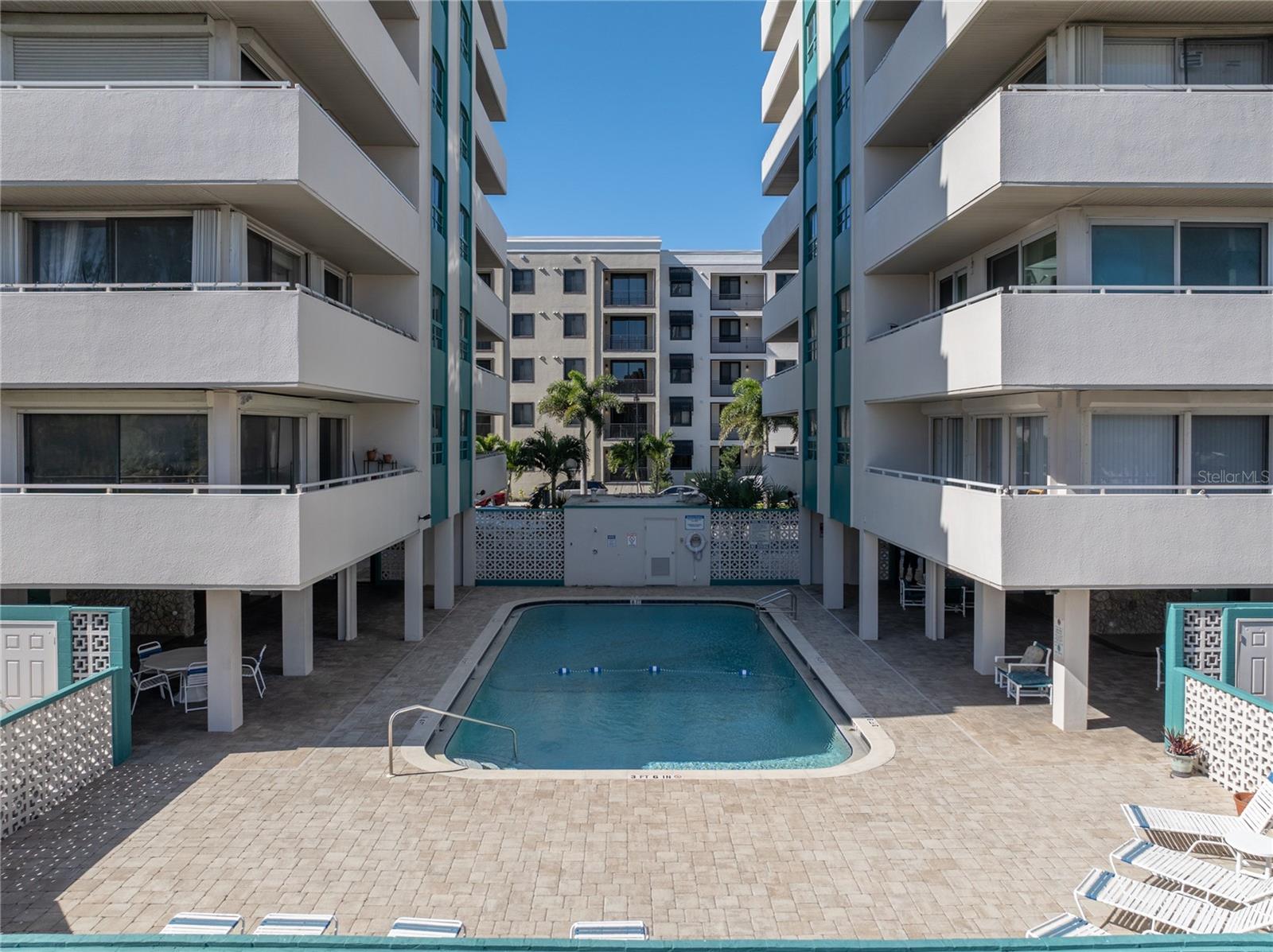 SUNSET TOWERS APTS - Residential