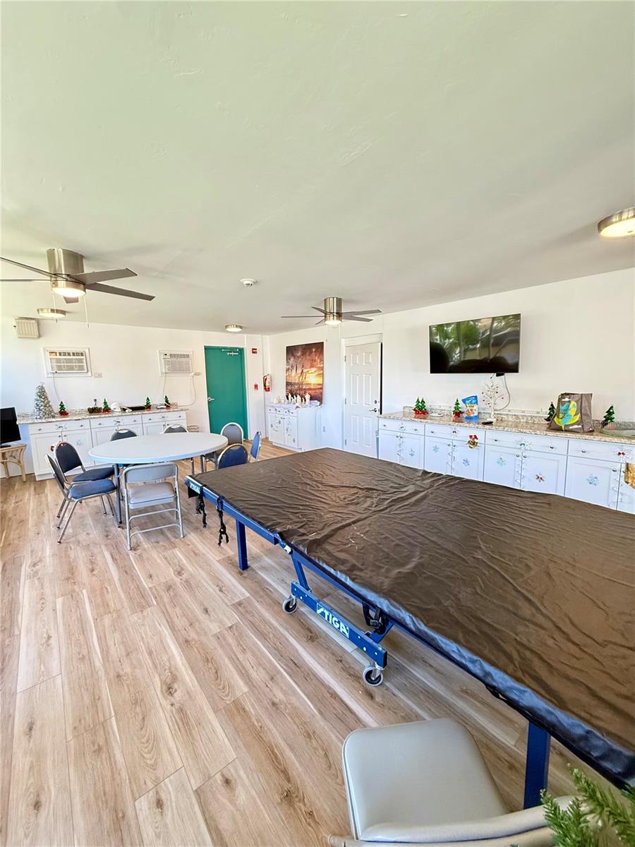 SUNSET TOWERS APTS - Residential