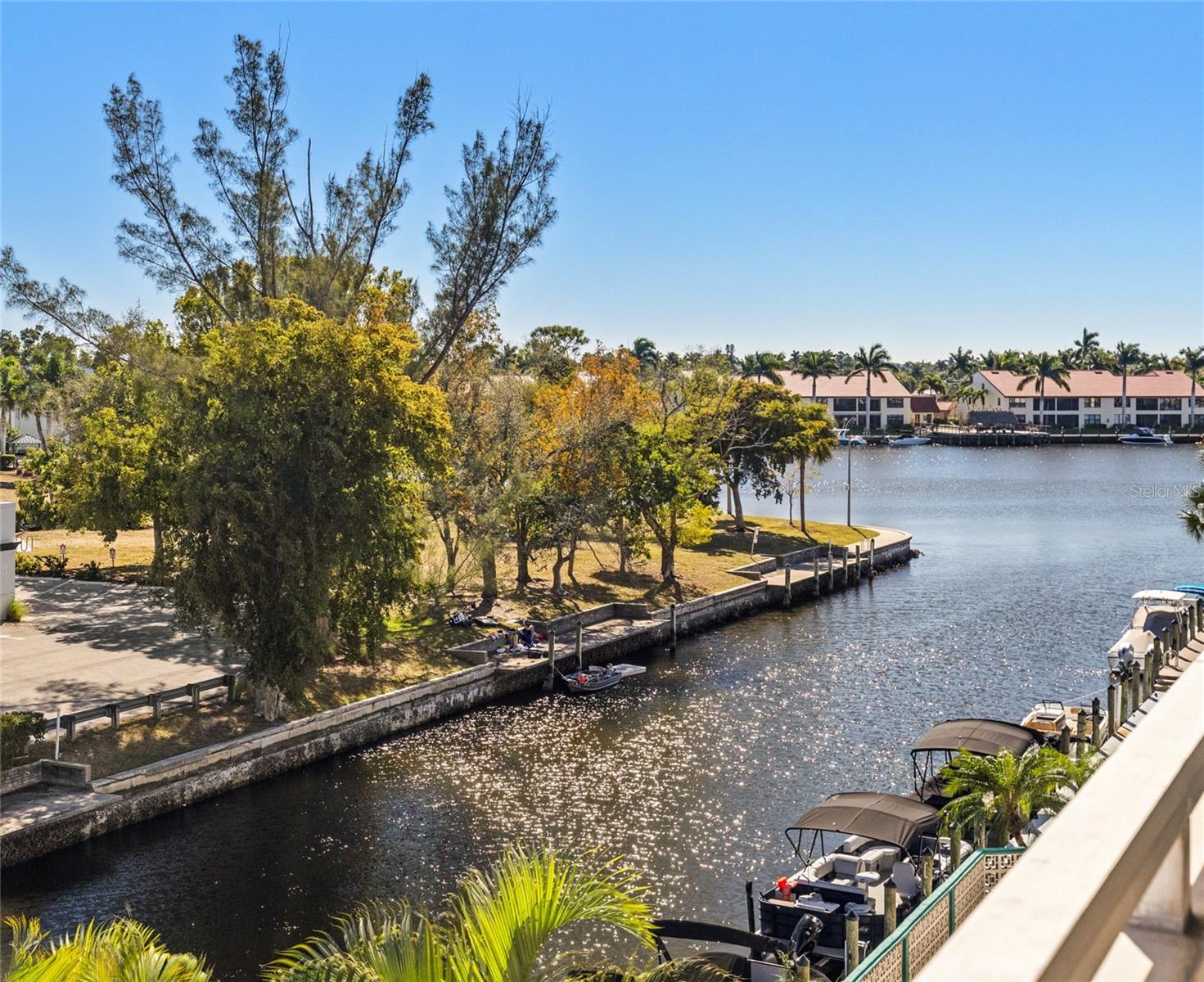 SUNSET TOWERS APTS - Residential