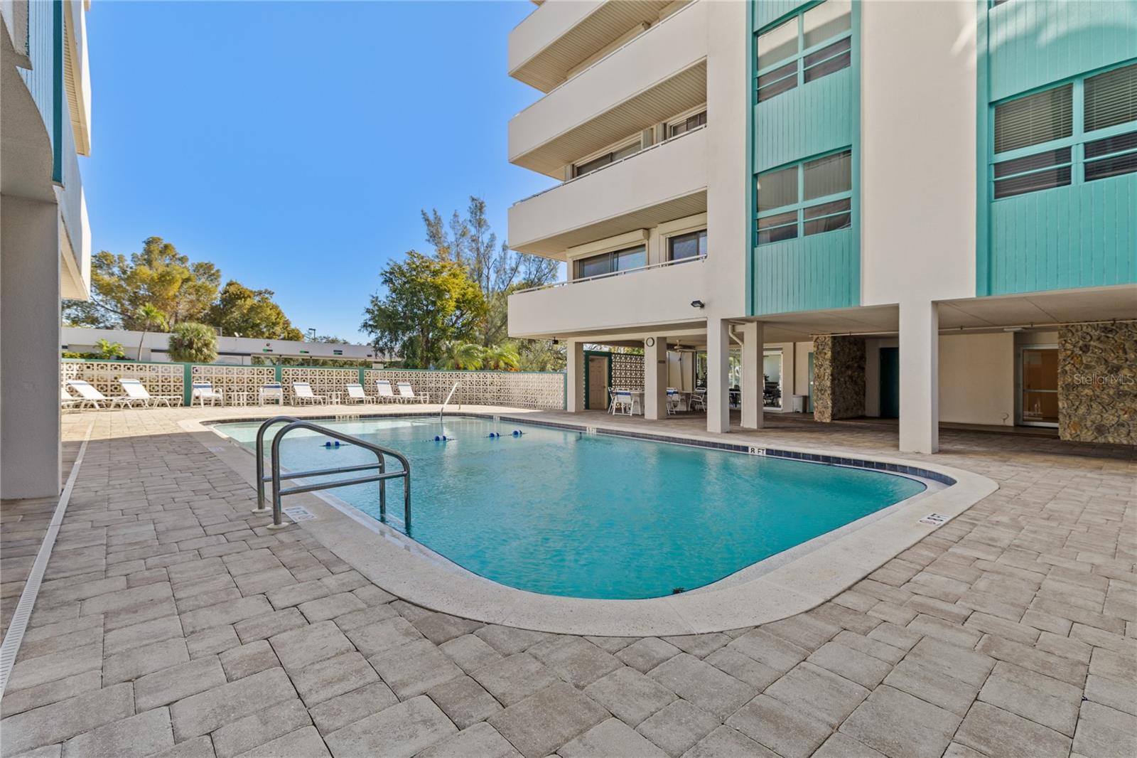 SUNSET TOWERS APTS - Residential