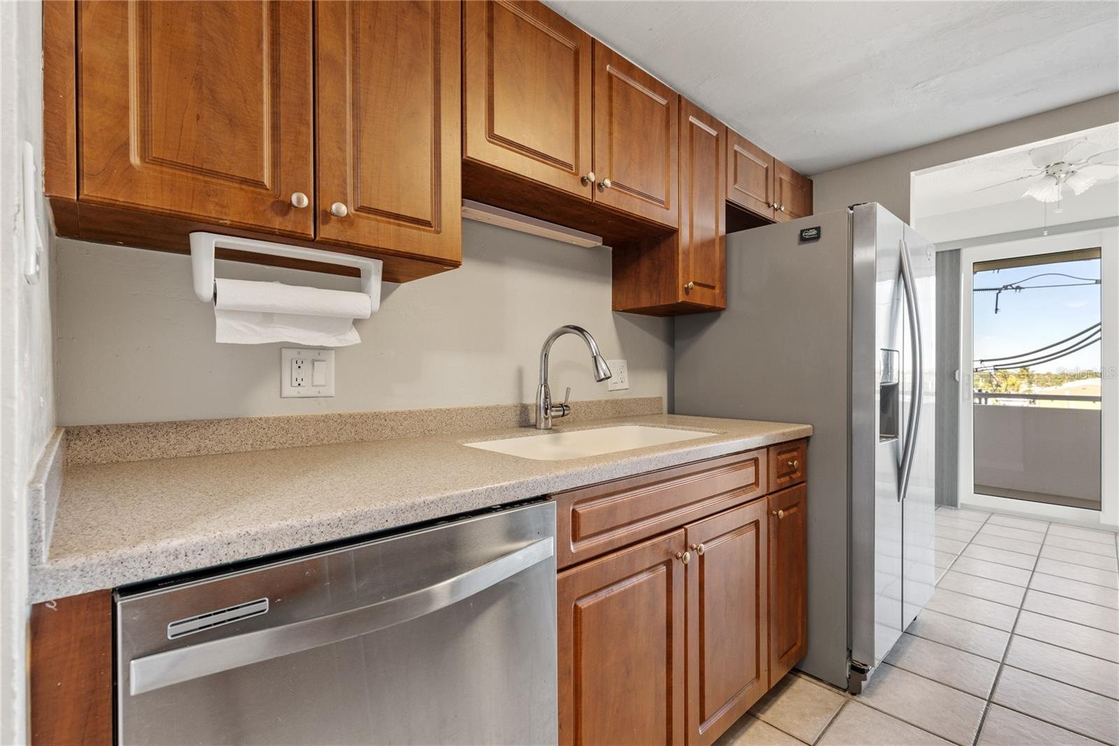 SUNSET TOWERS APTS - Residential