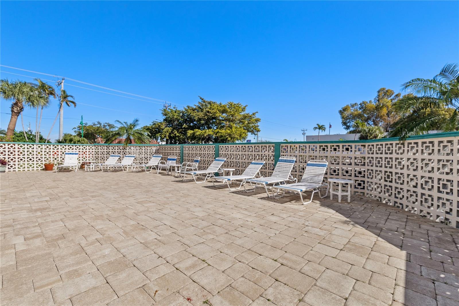 SUNSET TOWERS APTS - Residential